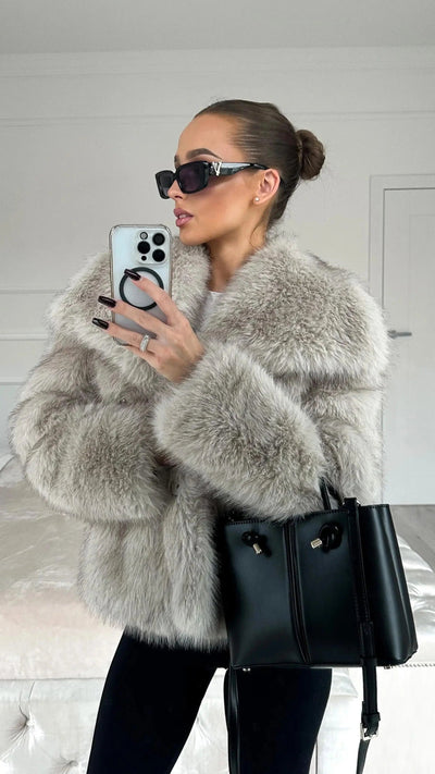 FAYE Kunstfelljacke mit Revers – Oversized & Elegant