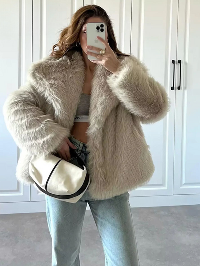 FAYE Kunstfelljacke mit Revers – Oversized & Elegant