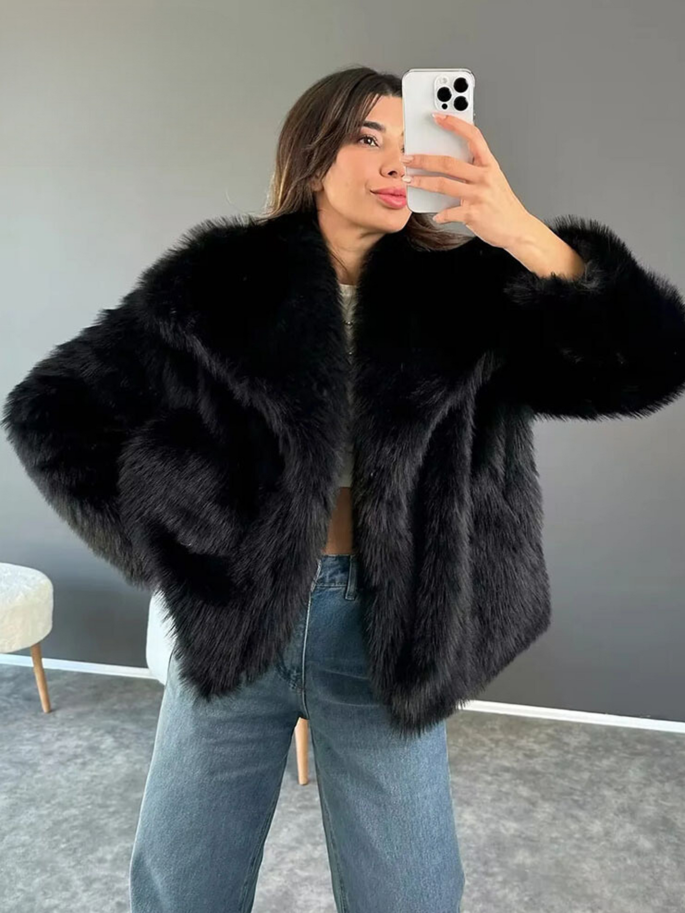 FAYE Kunstfelljacke mit Revers – Oversized & Elegant