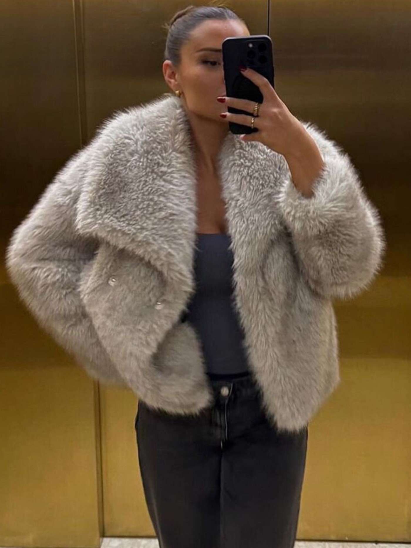 FAYE Kunstfelljacke mit Revers – Oversized & Elegant