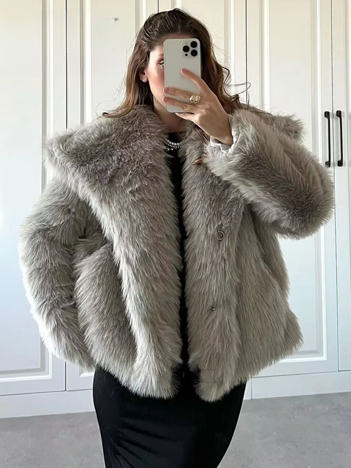 FAYE Kunstfelljacke mit Revers – Oversized & Elegant
