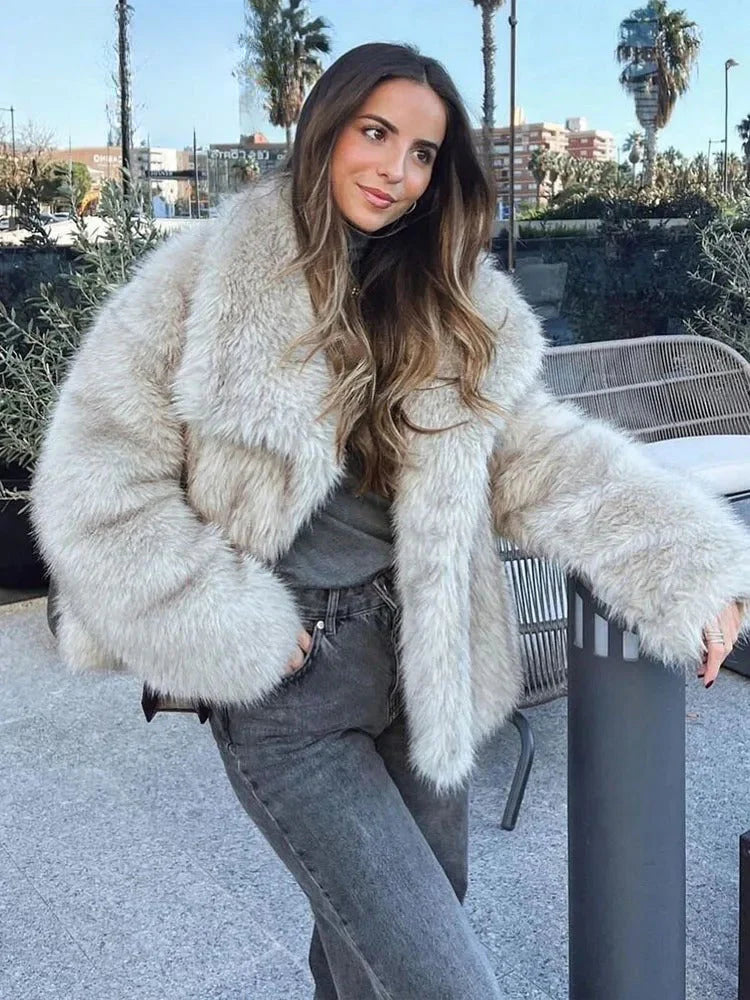 FAYE Kunstfelljacke mit Revers – Oversized & Elegant