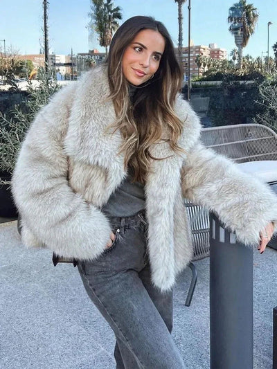 FAYE Kunstfelljacke mit Revers – Oversized & Elegant
